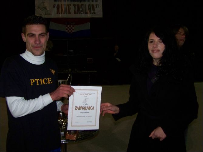 prvi plaketa